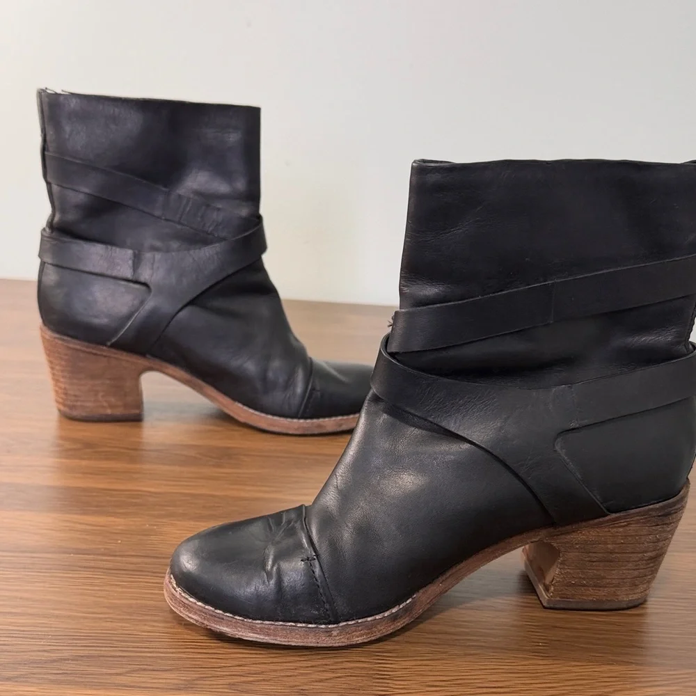 Belle by Sigerson Morrison Strappy Buckle Leather Biker‎ Moto Boots Sz 6B